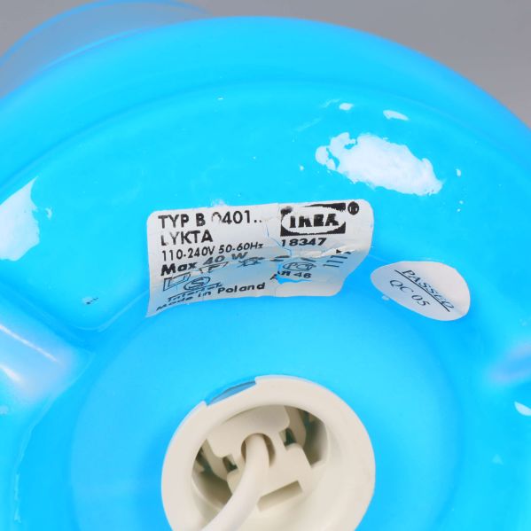 Närbild på etikett visar IKEA och modellnamn LYKTA