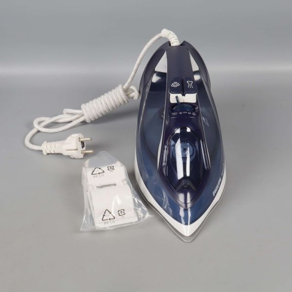 Strykjärn ovanifrån med sladd och förpackning