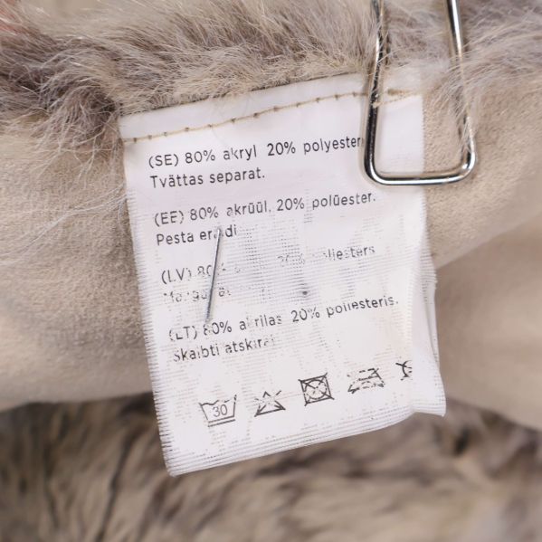 Materialetikett visar komposition 80% akryl, 20% polyester
