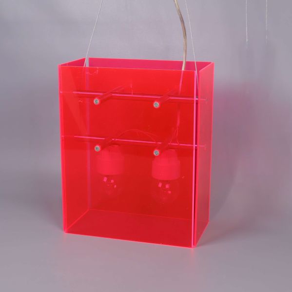 Rektangulär neonröd taklampa sedd framifrån