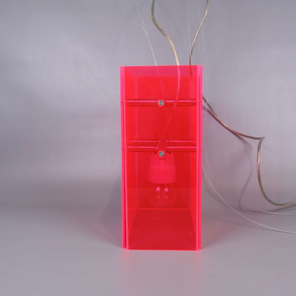 Lampa sedd från sidan som visar djup och proportioner