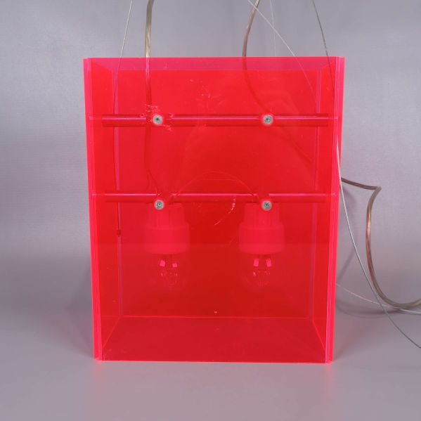 Framifrån bild på lampan visar två lampsocklar inuti