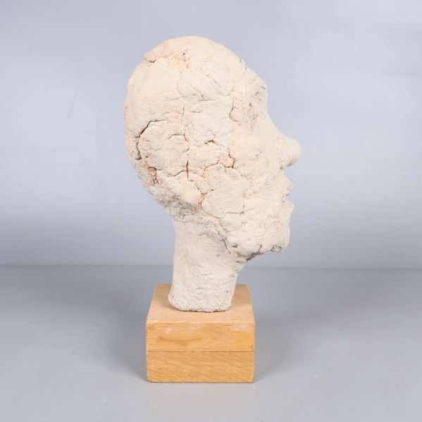 Skulpturens sida visar detaljerad yta och profil