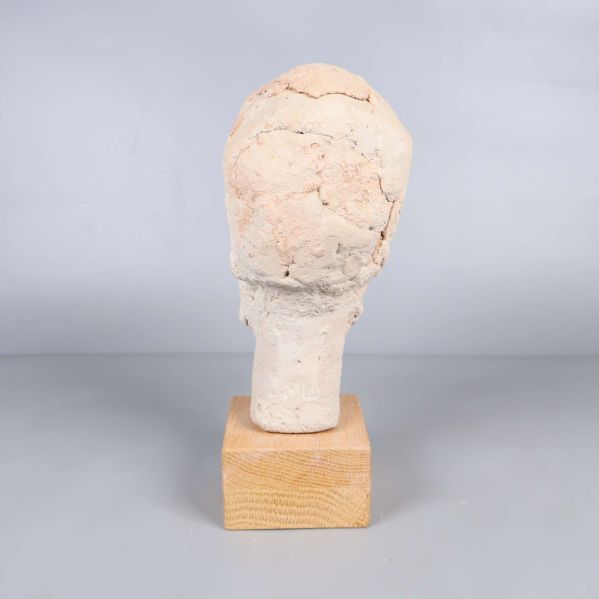 Skulpturhuvud bakifrån visar struktur och träbas