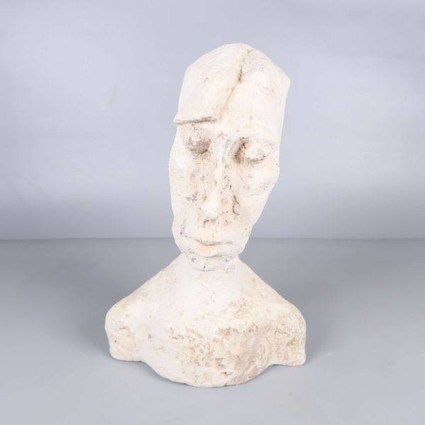 Framsidan av bystskulptur i ljust material