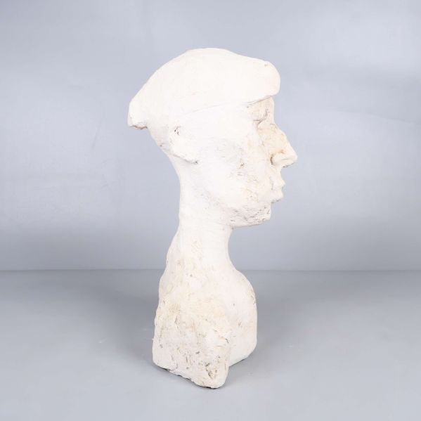 Sidosikt av bystskulpturens profil