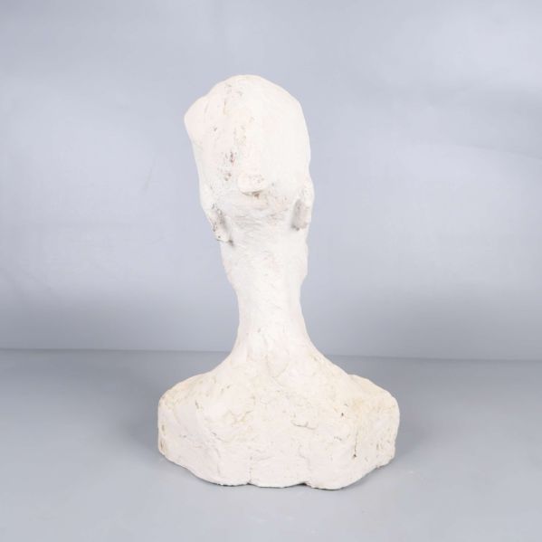 Baksidan av bystskulpturen i ljus färg