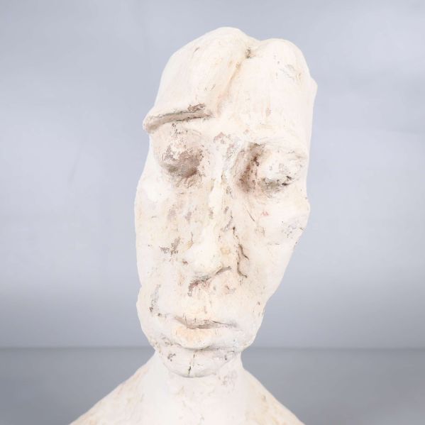 Närbild på skulpturens ansikte och struktur