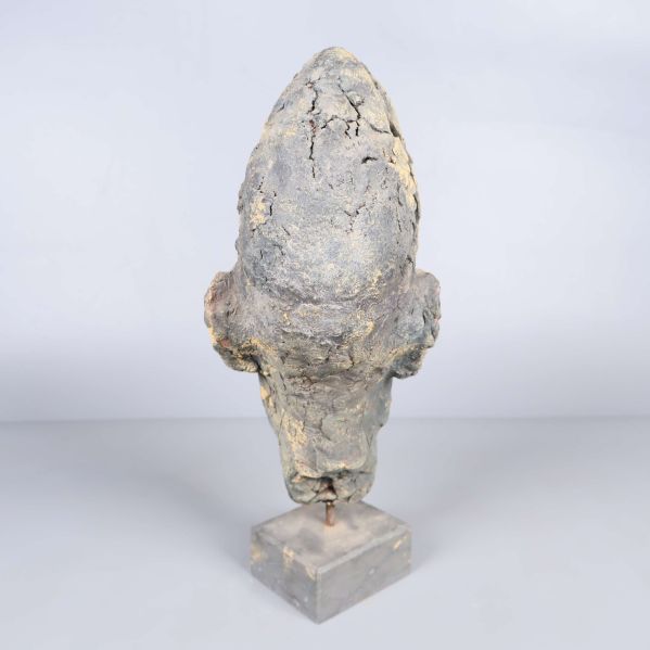 Bakifrånvy av huvudformad skulptur på fot