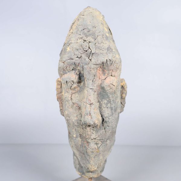 Närbild på ansikte och ytdetaljer av skulptur