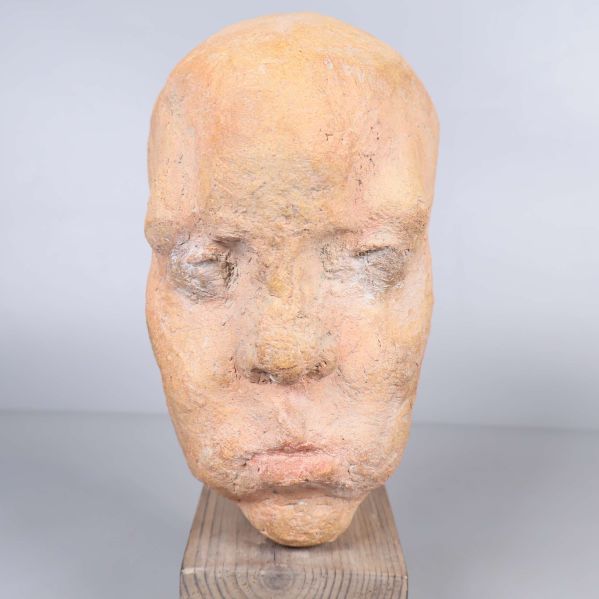 Närbild på huvudskulpturens ansikte