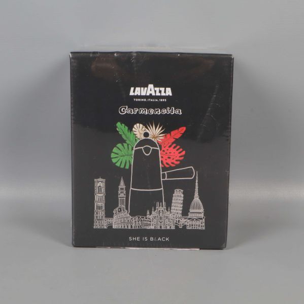 Lavazza Carmencita She Is Black förpackning med italiensk grafik