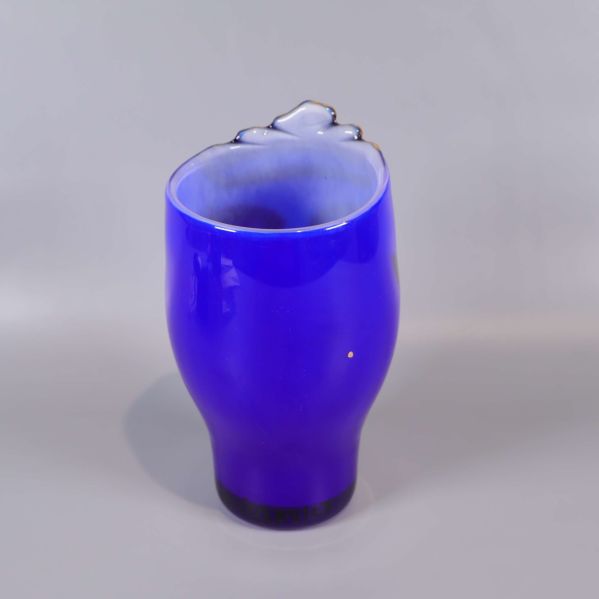 Baksida av blå vas utan motiv
