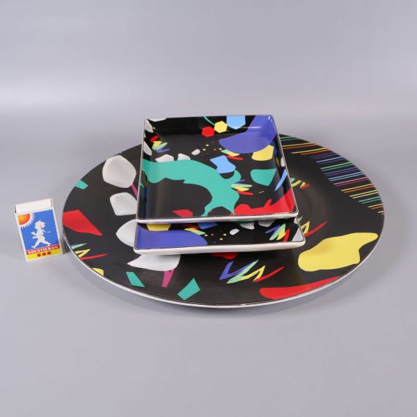 Staplade tallrikar i olika storlekar med färgglada mönster