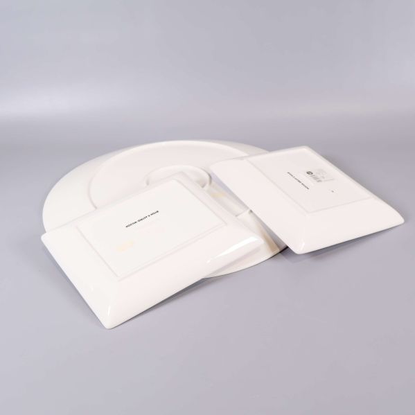 Baksidan av tallrikarna med vit undersida synlig