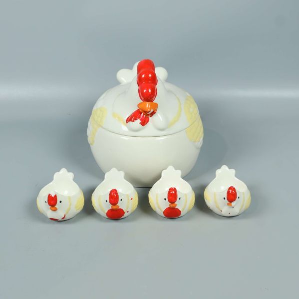 Keramikburk med hönsform och fyra matchande små skålar