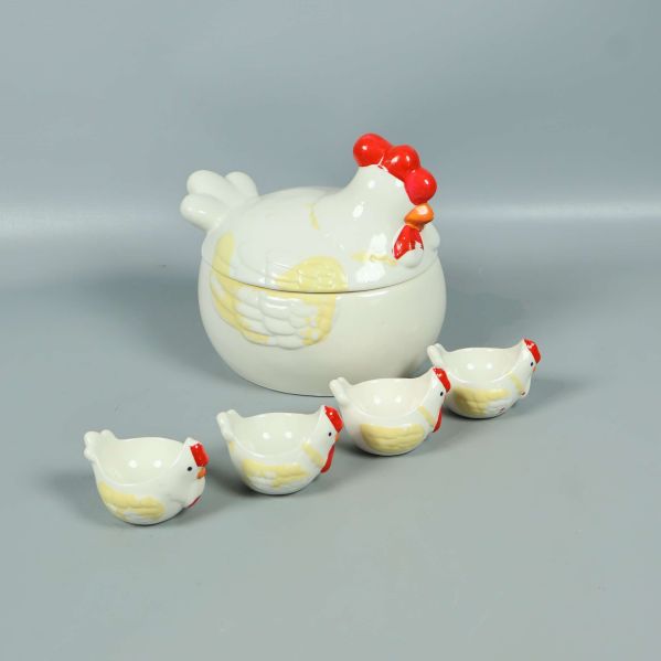 Keramikburk och fyra små skålar i hönsdesign sedd från sidan