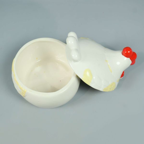 Keramikburk med öppet lock och insidan synlig