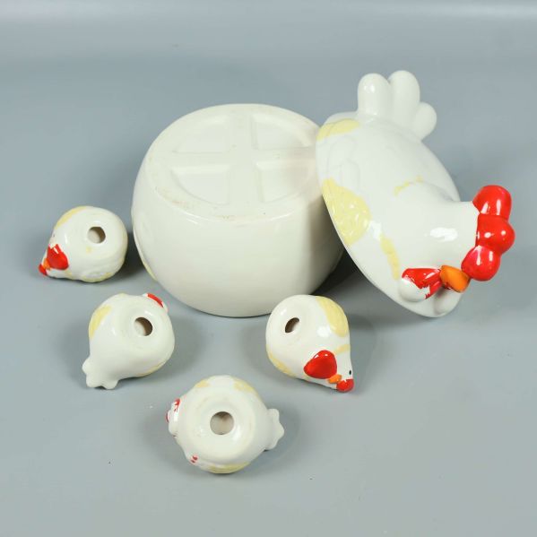 Burk och skålar vända upp och ned, undersida synlig