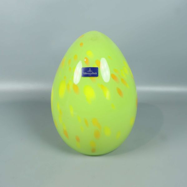 Dekorativt glasägg i grönt med gula och orange prickar