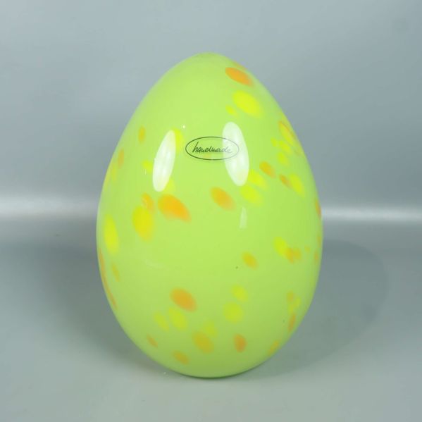 Glasägg med handgjord märkning synlig