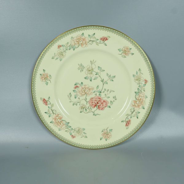 Tallrik med pastellblommor fotad rakt uppifrån