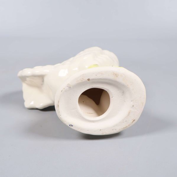 Keramisk tuppfigur undersida med hål uppåt