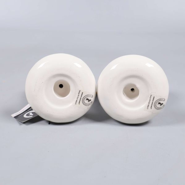 Undersida på vita ägghållare med etikett och hål