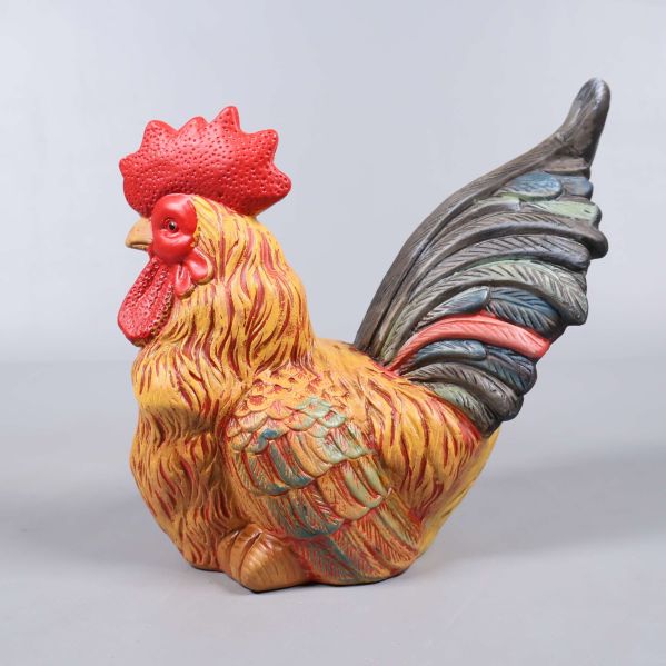 Keramisk tupp med rikliga detaljer och färger från höger sida