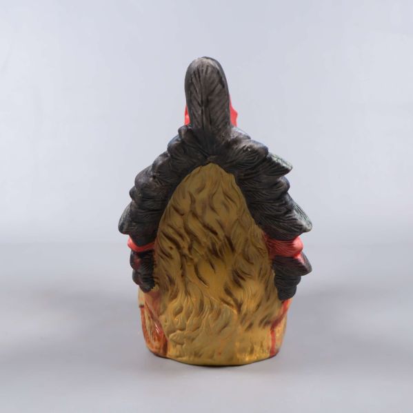 Keramisk tupp bakifrån med synlig fjäderstruktur