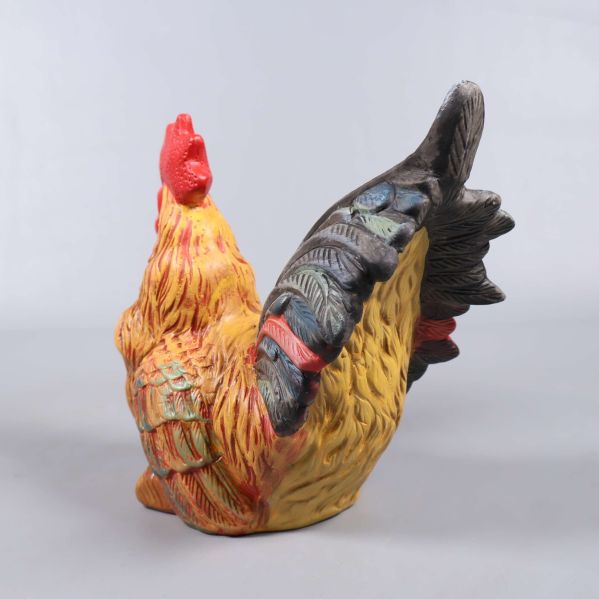 Sned vy på keramisk tupp med fokus på svansens detaljer