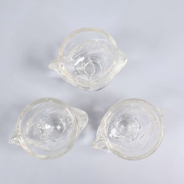 Vy ovanifrån på tre små glas med fågeldetaljer