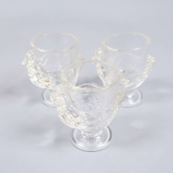 Tre glas med fågelrelief i grupp vinklade framåt