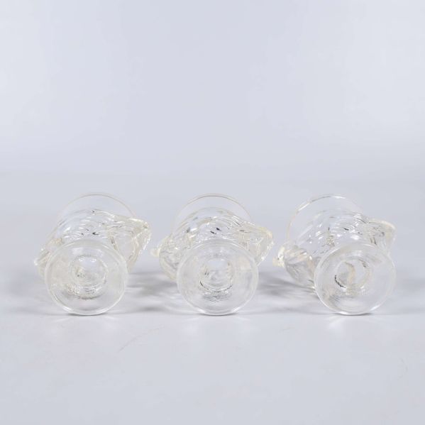 Tre små glas liggande ner för att visa undersidan