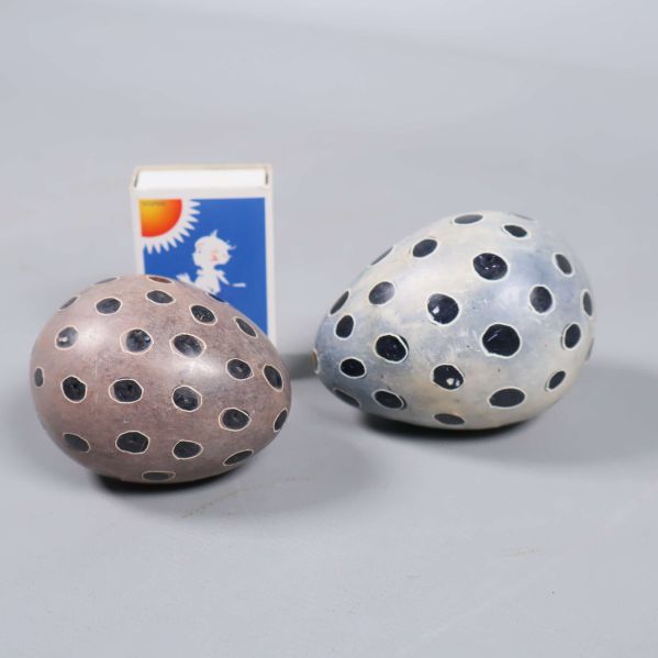 Prickiga ägg och tändsticksask mot grå bakgrund