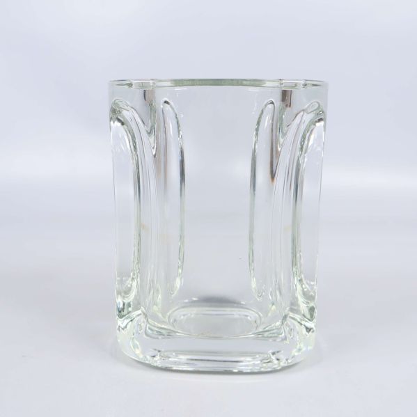 Klar glasvas med vertikala mönster framtill