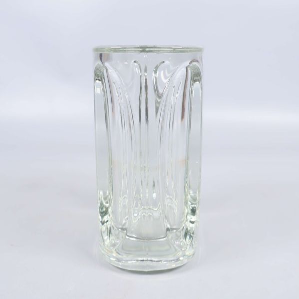 Hög, klar glasvas med skulpterade sidor