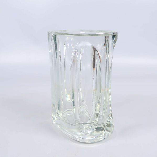 Glasvas i vinkel med markerade skulpterade partier