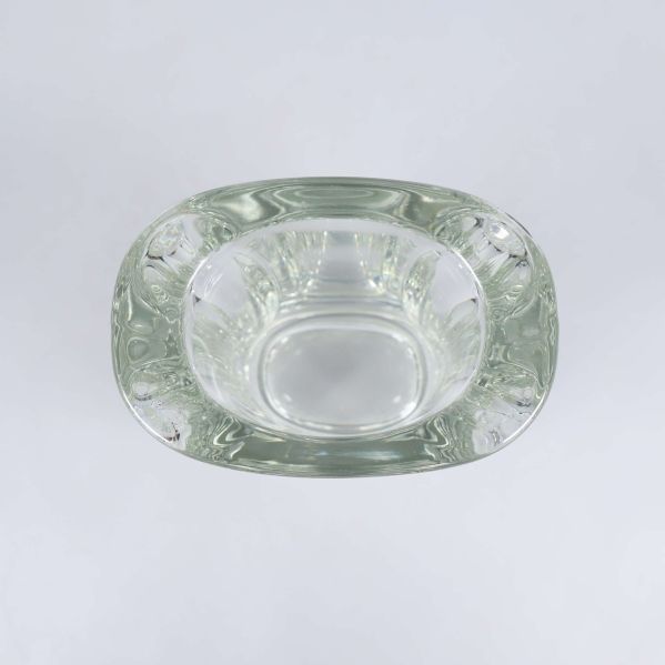 Glasvas sedd uppifrån med oval öppning