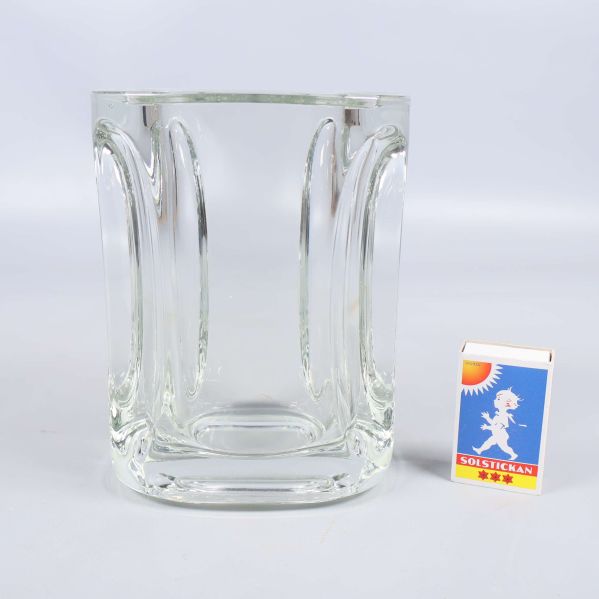 Glasvas bredvid tändsticksask för storleksjämförelse