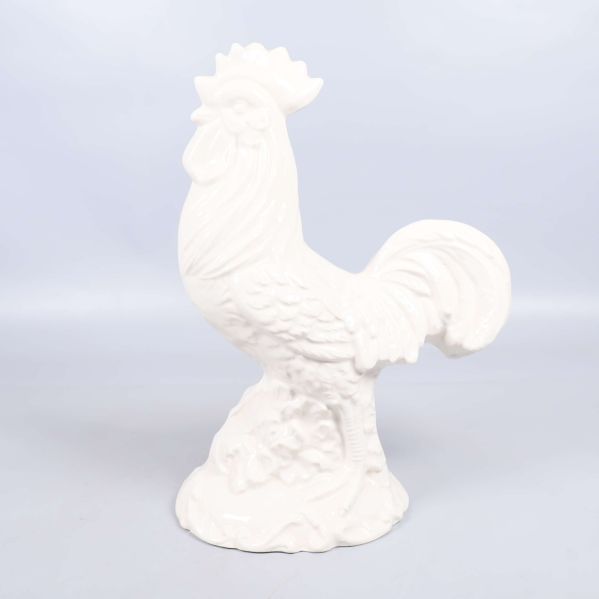 Vit keramikfigur föreställande tupp från sidan