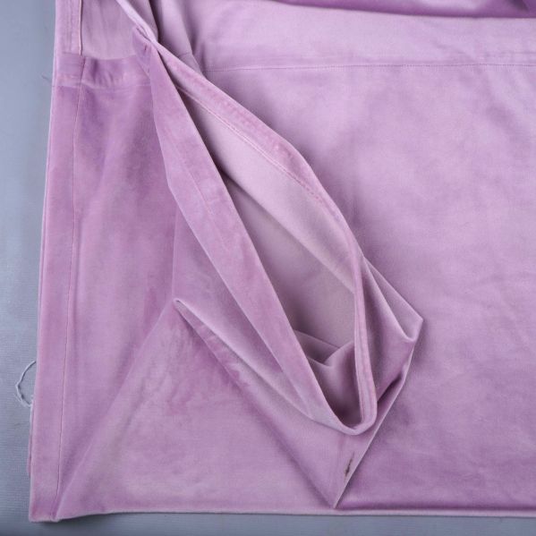 Gardins hörn uppvikt som visar sömmar