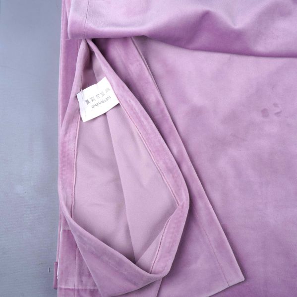 Närbild på innerhörn och etikett av gardin