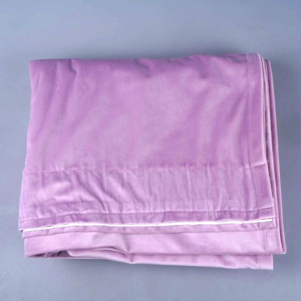 Sammetsgardin viks ihop på grå bakgrund