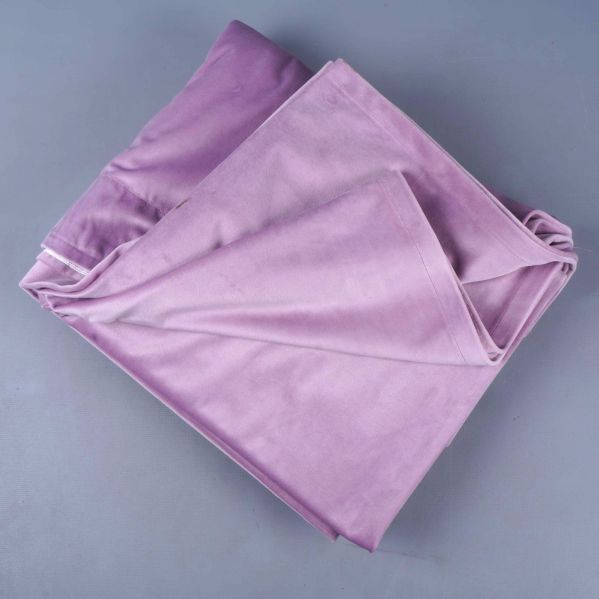 Gardin diagonalt vikt på golvet