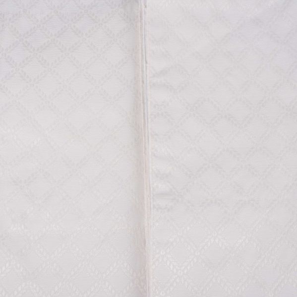 Närbild av gardinens diskreta rutmönster