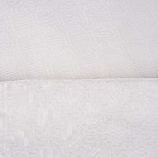 Närbild på gardinens tyg och rutmönster