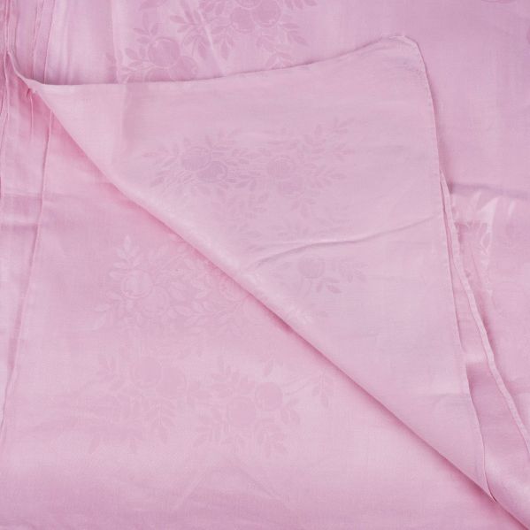 Närbild på rosa tyg med diskret vävt mönster
