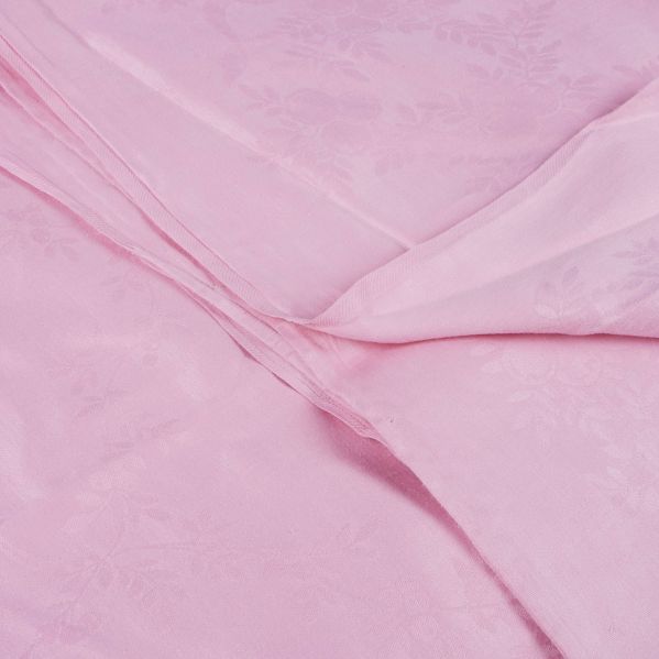 Ljusrosa tyg med synliga sömmar och mönster