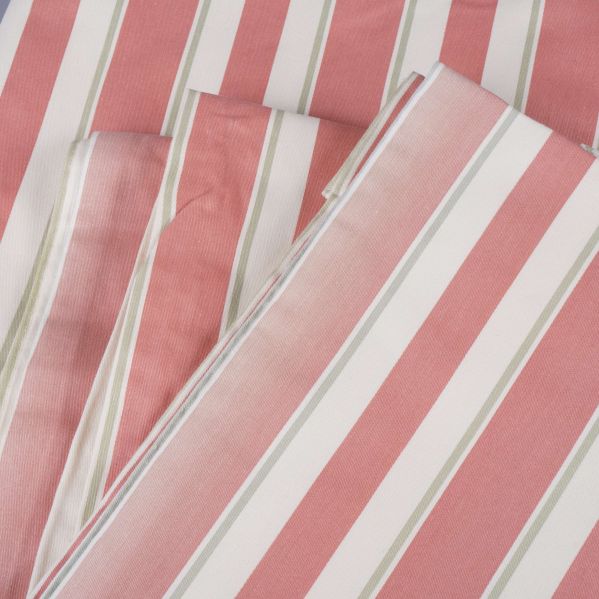 Solblekta ränder i närbild på gardinlängd 